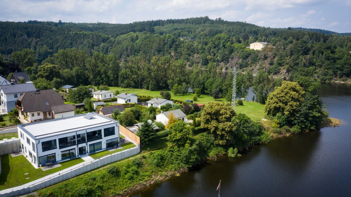 Saaldorf Condo | Apartments -Saaldorf WG 5 with balcony and view of the reservoir