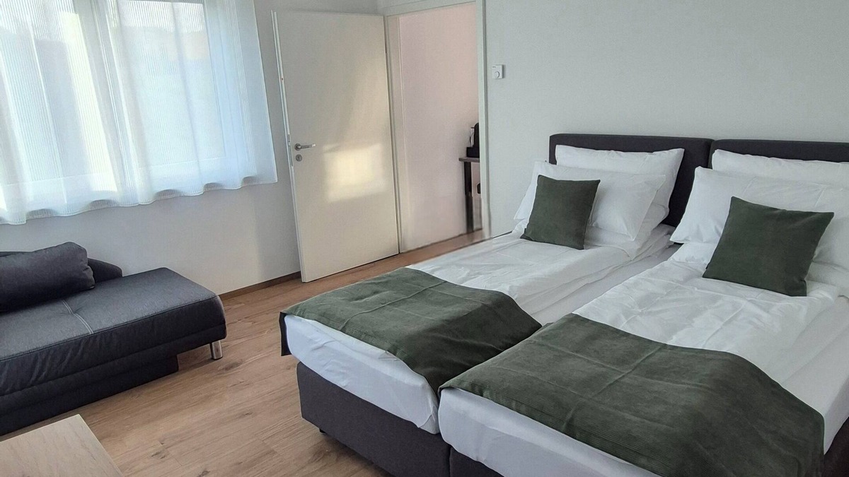 Sondelfingen Apartment | Apartments Seibel double/twin room with kitchen and conservatory
