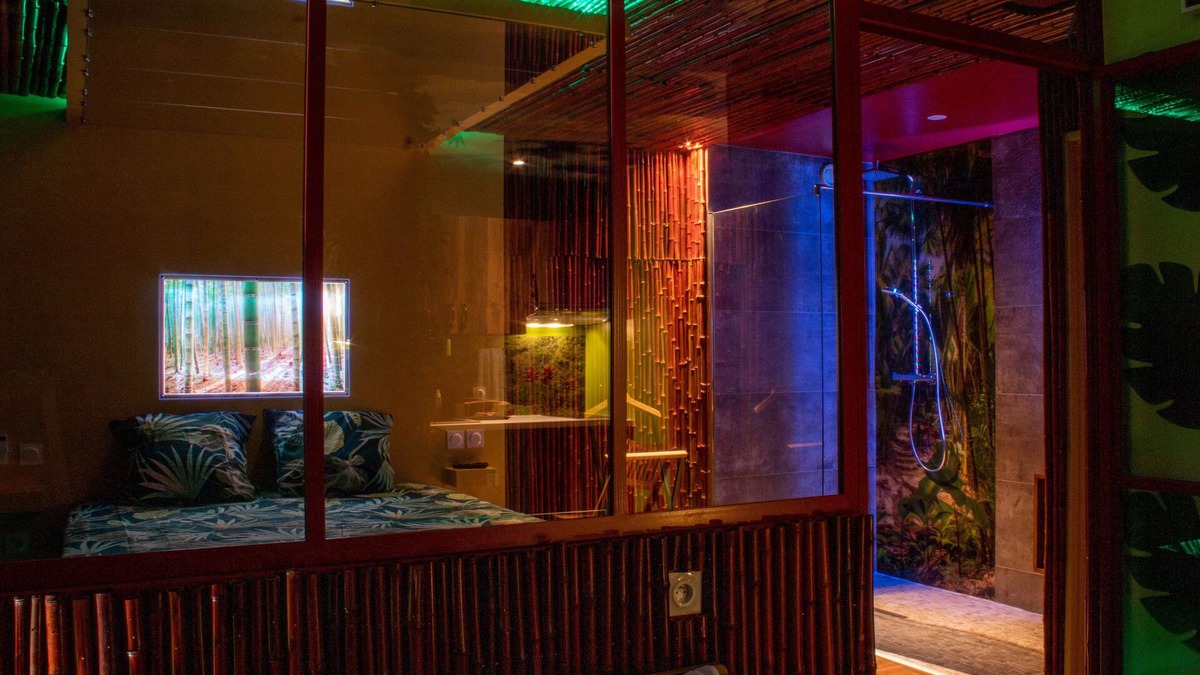 Quartier des Eaux-Claires Apartment | Aphrodite's Eden 2