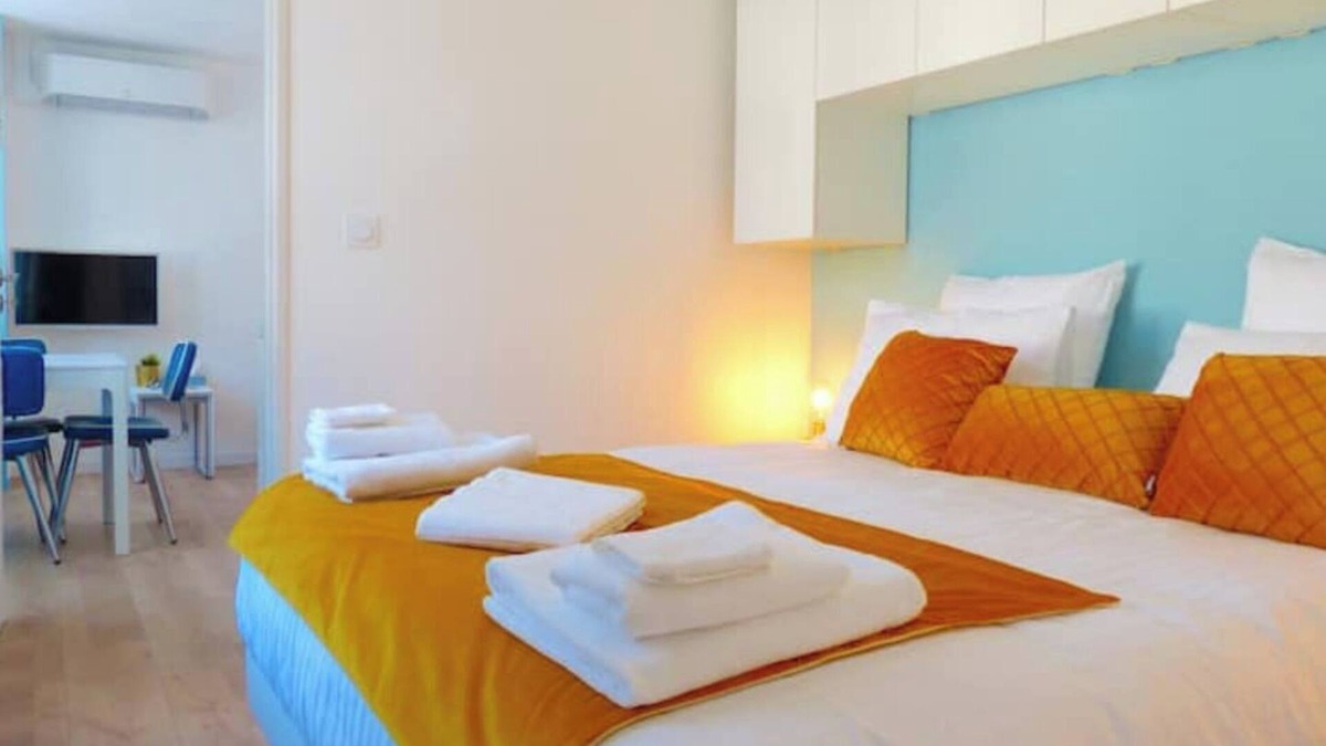 Lons-le-Saunier Apartment | App* 2/4 people "Pop" 🌈 ☀️ Air-conditioned with garden