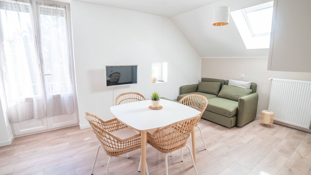 Lons-le-Saunier Apartment | App* 2/4 pers "Nature", air-conditioned with garden