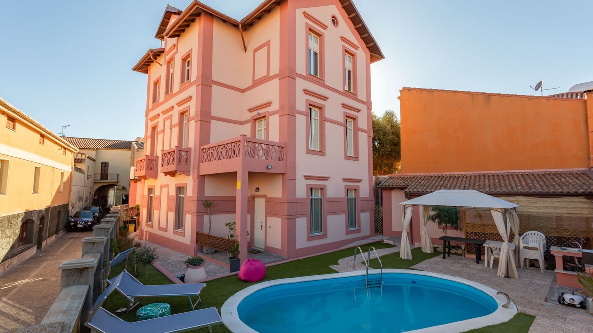 Oristano Historic Centre Apartment | App. for 6 person in the centre with jacuzzi & pool