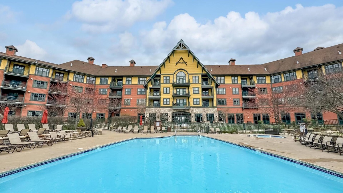 Vernon Condo | Appalachian @ Mtn Creek Pool Hot Tubs Sauna Gym Deck Mtn Front #324