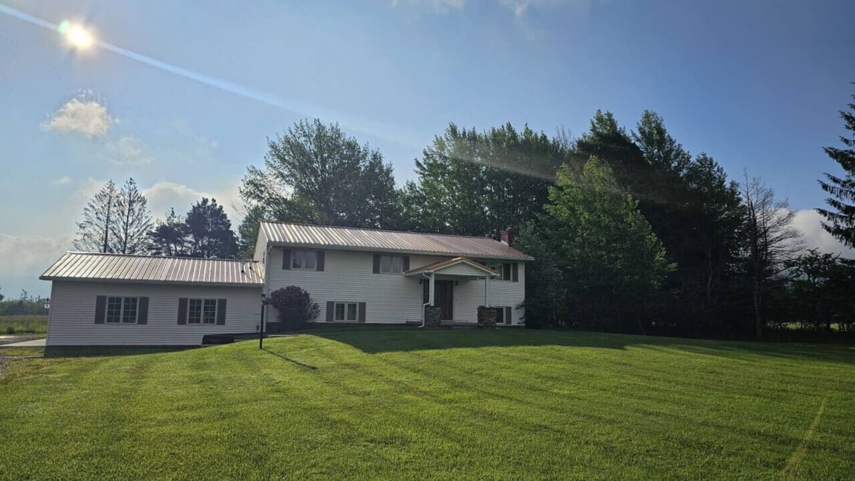 Davis House | Appalachian retreat – Sleeps 18 | Hot Tub | Pool table | Near Skiing, Hiking & More!