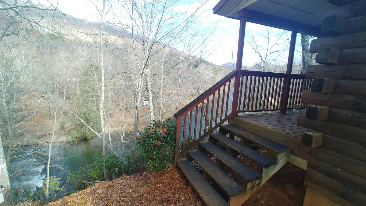 Cherokee Cabin | Appaloosa Two is Minutes away from Harrah's Casino and Downtown Cherokee.