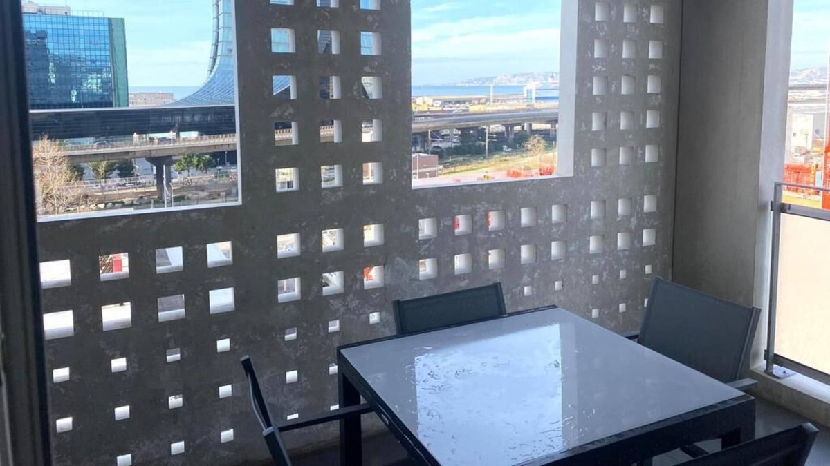 Euromed - La Joliette Apartment | Apparemment Lumineux