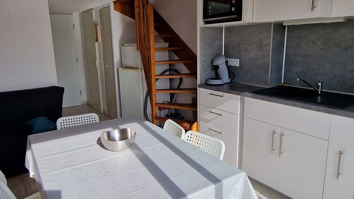 Marseillan Plage Apartment | Apparently sleeps 4-6 close to all amenities.