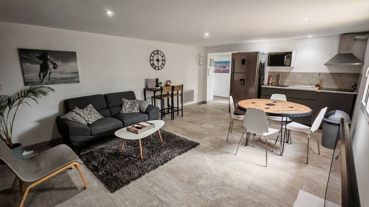 Bellegarde Apartment | Appart Cosy Avec Jardin, Jacuzzi Privé, Piscine Lété, au Calme
