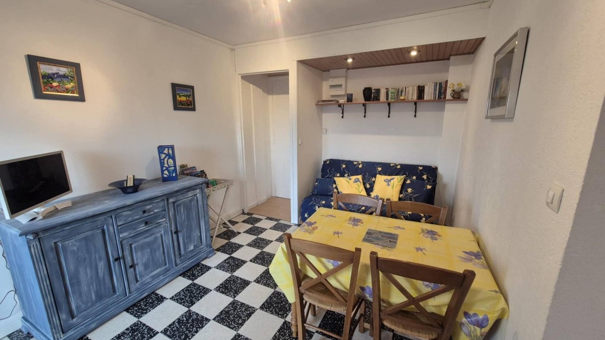 Saint-Andre Apartment | Appart. in village bordering Argeles s/mer and its beaches near Collioure.