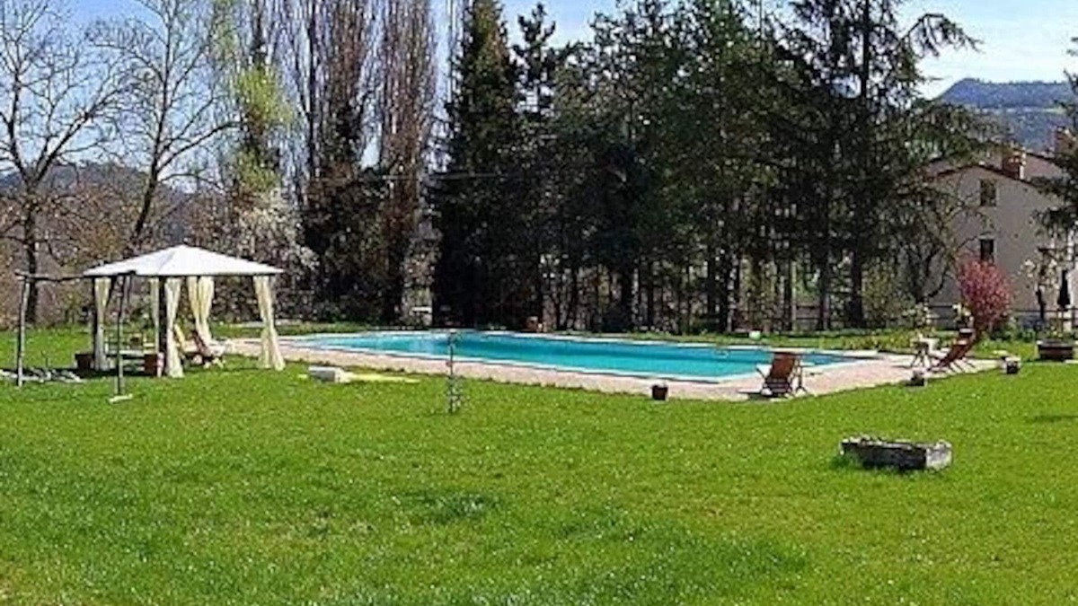 Montone House | Appartamento Aria D: A graceful apartment surrounded by meadows and by green hills, with Free WI-FI.