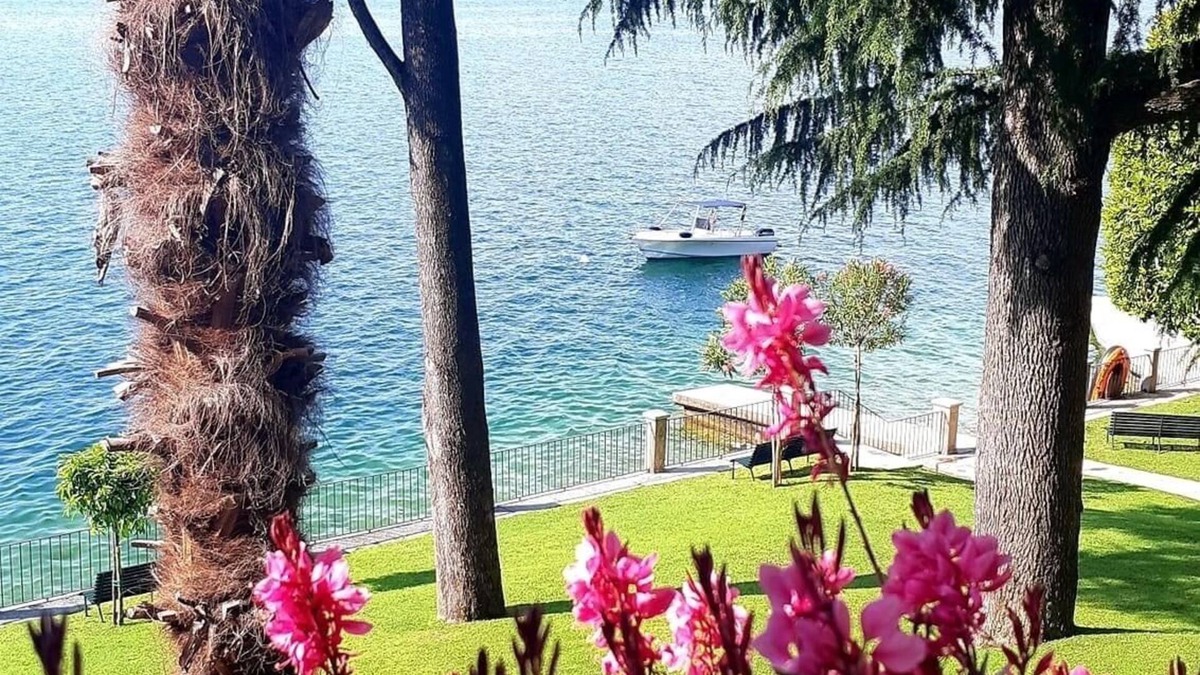 Gardone Riviera Apartment | Appartamento direttamente a lago con spiaggia e pontili