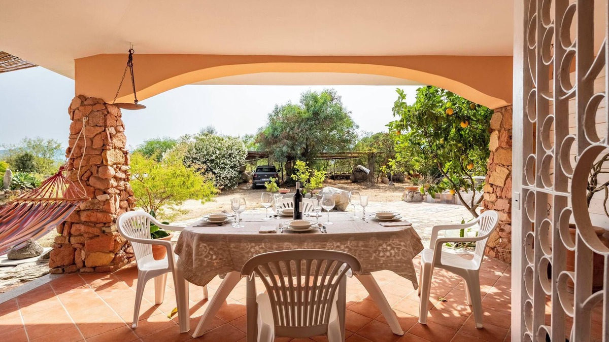 Torre di Bari Apartment | Appartamento Family in Villa Belvedere close to the Beach with Mountain View, Terrace & Garden