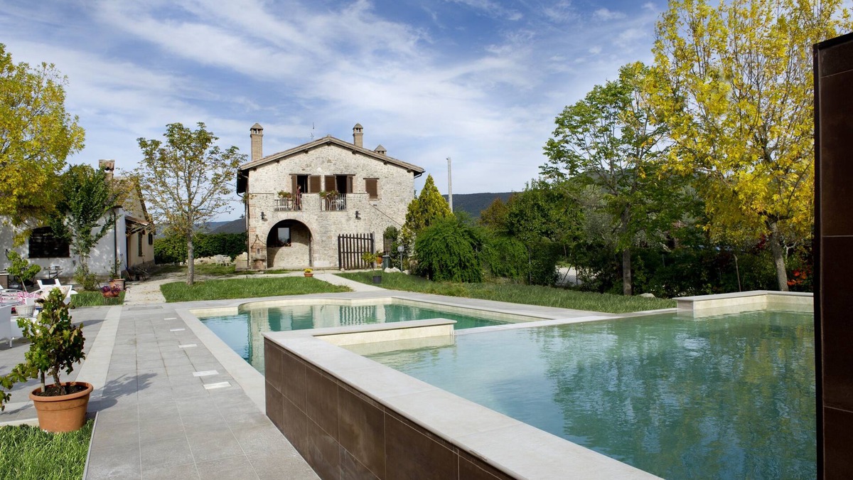Acquasparta Apartment | Appartamento in Casale che si Fonde con il Giardino e Piscina con Idromassaggio
