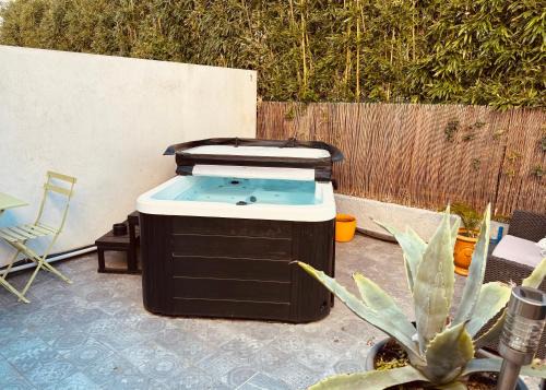 Saint-Jean-de-Vedas Apartment | Appartement élégant avec jacuzzi privé