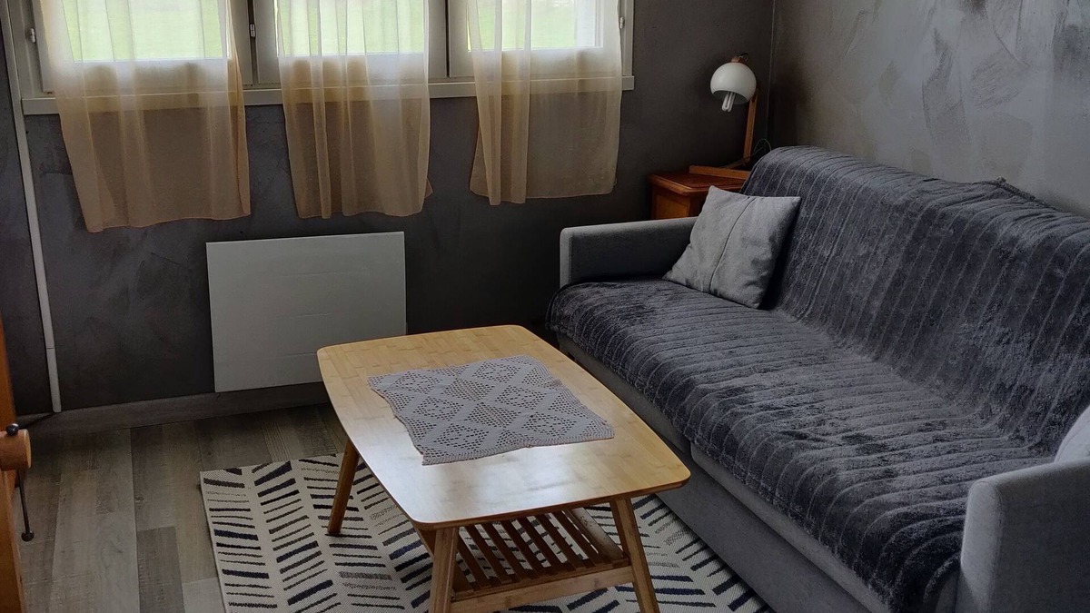 Sillans Apartment | Appartement Avec Terrasse Dans une Propriété Privée. Entrée en Autonomie