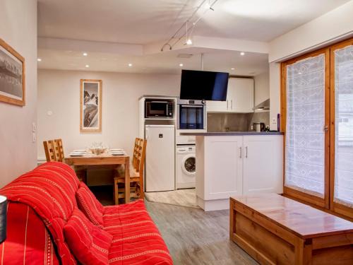 Brides-les-Bains Apartment | Appartement Centre-Ville avec Terrasse à Brides-les-Bains, Proche Télécabine et Spa - FR-1-512-138