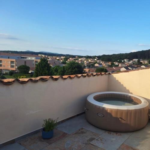 Montelimar Apartment | Appartement chaleureux avec jacuzzi-Terrasses rooftop-Rafraîchisseur-Parking-wifi