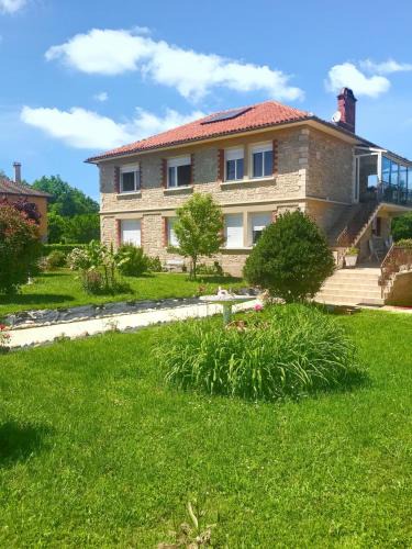 Toulonjac Apartment | Appartement charmant à Toulonjac avec jardin et terrasse, 110 m²