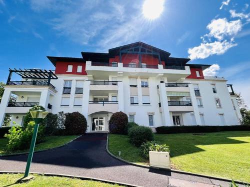 Cambo-les-Bains Apartment | Appartement Confortable avec Parc, Piscine, et Parking à Cambo-les-Bains - FR-1-495-9