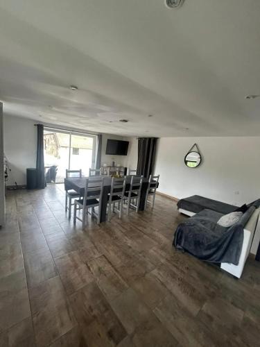 Curgy Apartment | Appartement confortable à Curgy avec terrasse 60 m²