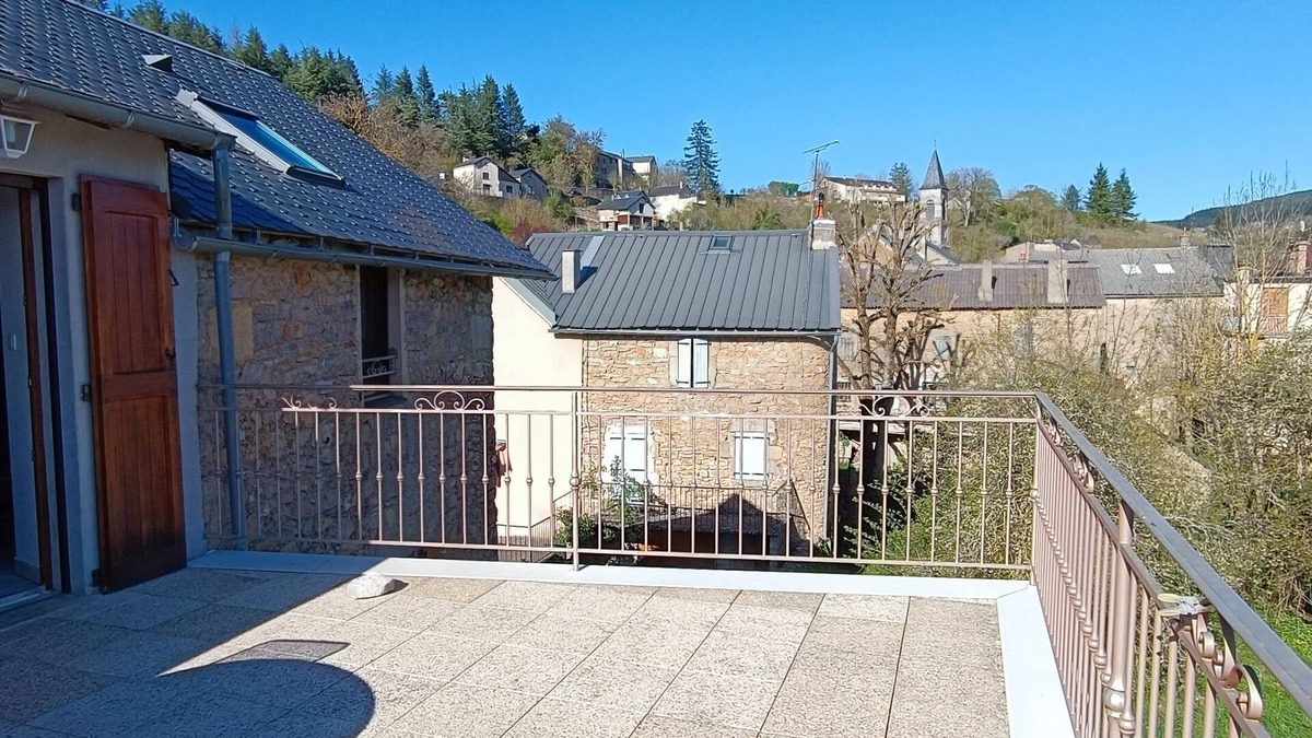 Lanuejols Apartment | Appartement , Dans une Ancienne Maison de Village Rénovée, Avec une Terrasse