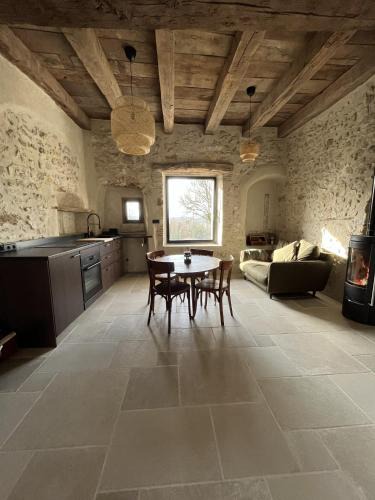 Ceyzerieu Apartment | Appartement dans une vieille ferme bugiste