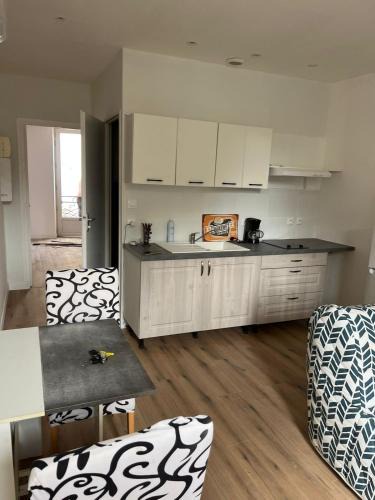 Lavaur Apartment | Appartement deux pièces agréable et fonctionnel, Wifi gratuit, boîte à clés, proche commodités et gare routière