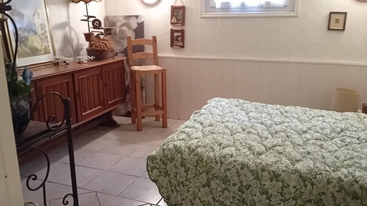 Meslay-le-Vidame House | Appartement en Sous sol Dans Pavillon a la Campagne
