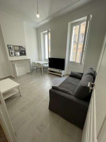 Saint-Lazare Apartment | Appartement entier T3 beau volume 1er étage