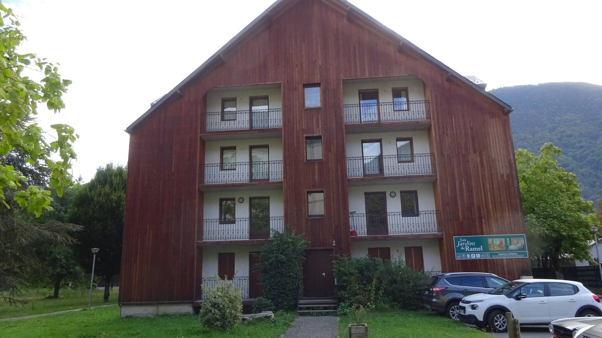 Bagneres-de-Luchon Apartment | Appartement. Dans un Parc. A 5 Minutes à Pied du Centre Ville. Idéal Curistes