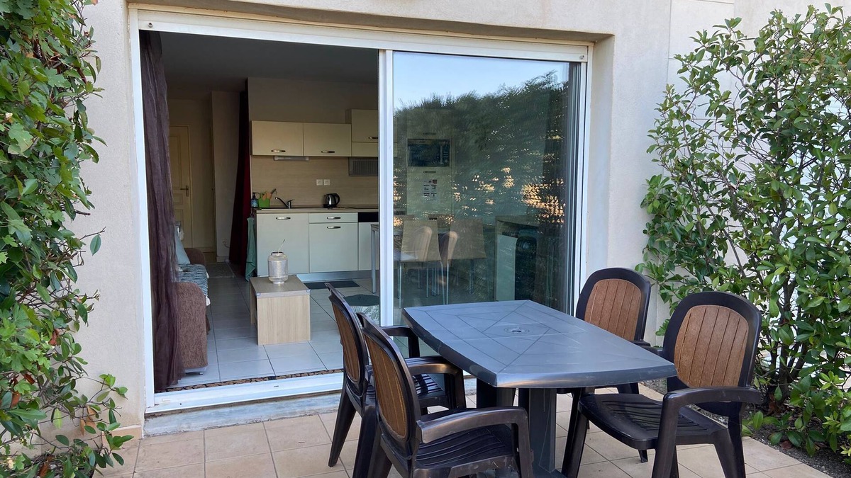 Azille Apartment | APPARTEMENT garden level, cosy single storey, sleeps 4 in 3* residence