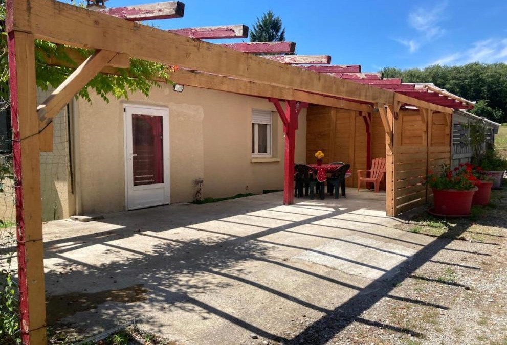 Compreignac Apartment | Appartement indépendant, terrasse couverte, rouge
