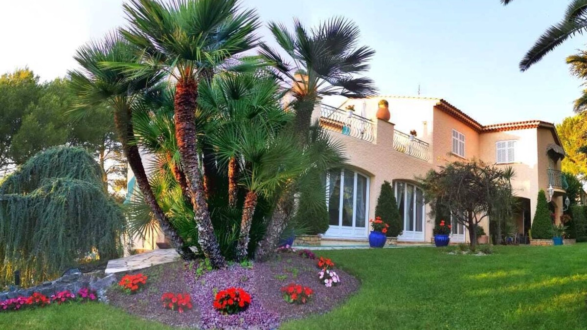 Drap House | Appartement Indépendant à L'étage Dans une Villa