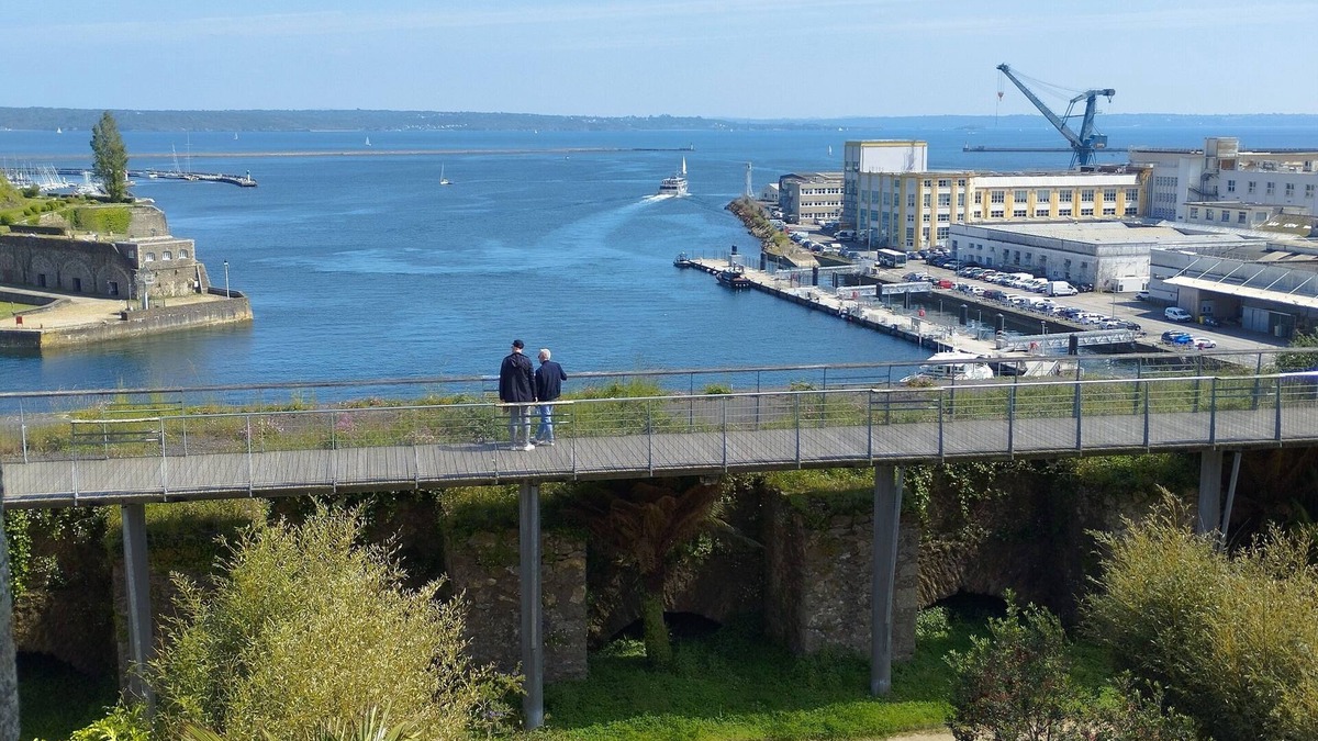 Rive Droite Apartment | Appartement la Pérouse sea and castle view