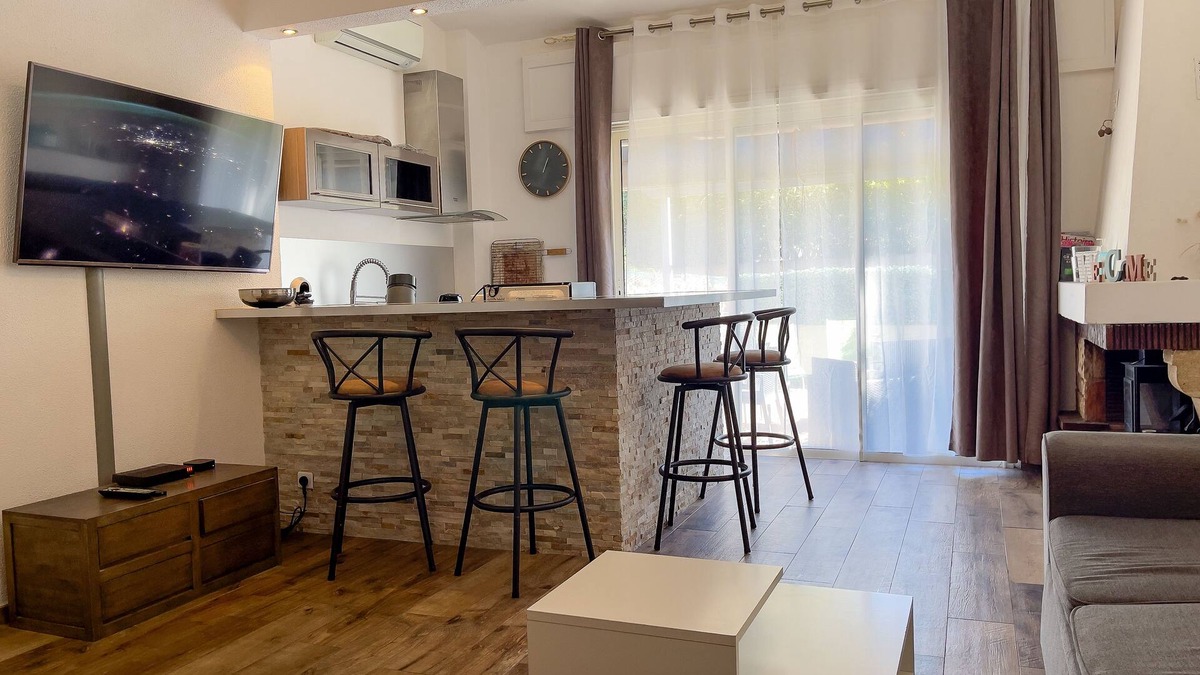 Pineto Apartment | Appartement Maenat climatisée à 200 m de la plage