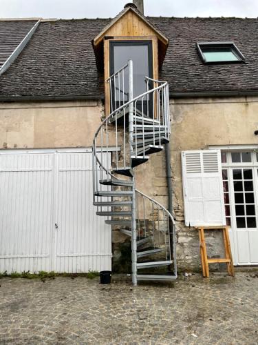 Fontaine-Chaalis Apartment | APPARTEMENT MODERNE DANS FERME DU 13éme SIECLE