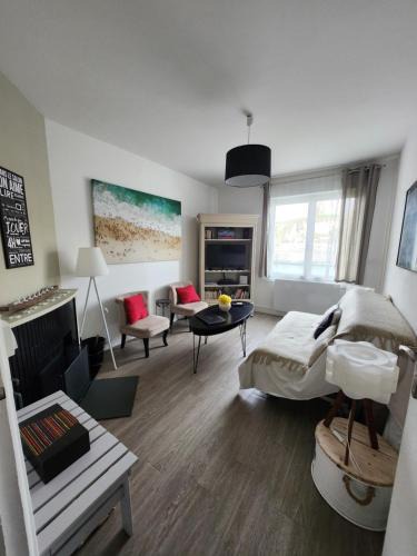 Dieppe Apartment | Appartement Quai Ouest, vue entrée port, Stationnement gratuit, Lits faits pour votre arrivée, serviettes de toilettes fournies