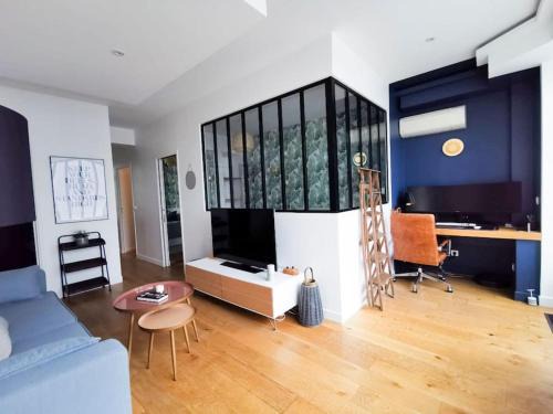 Suresnes Apartment | Appartement rénové une chambre avec espace de travail