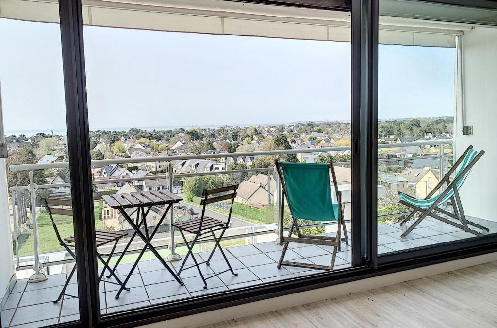 Jullouville Apartment | Appartement rénové avec tennis privé, parking et vue mer - FR-1-361-162