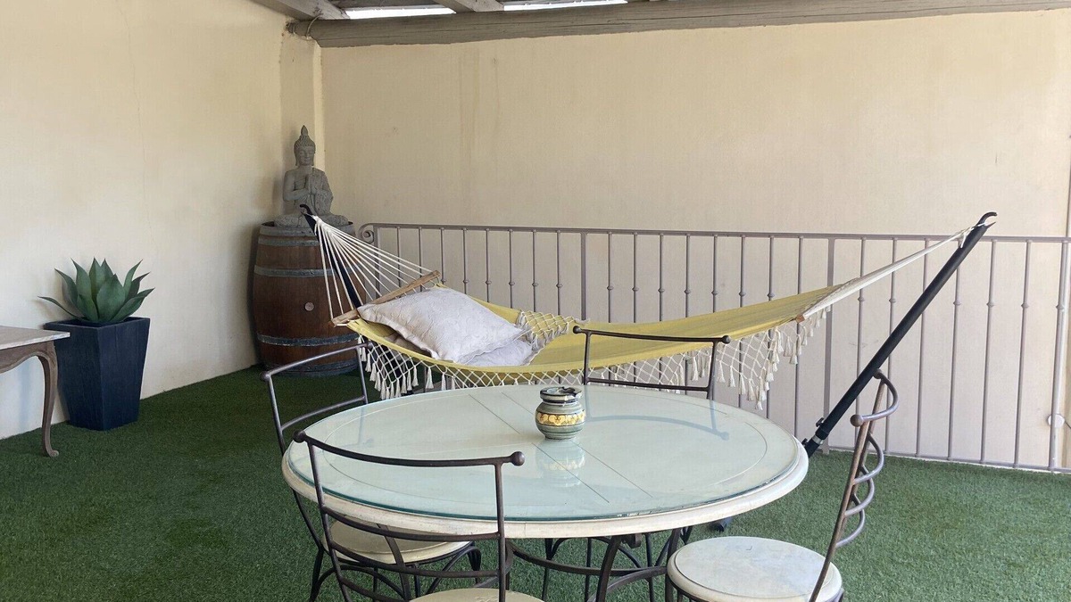 Sarrians Apartment | Appartement Spacieux Calme Centre Village Avec Terrasse et Cour
