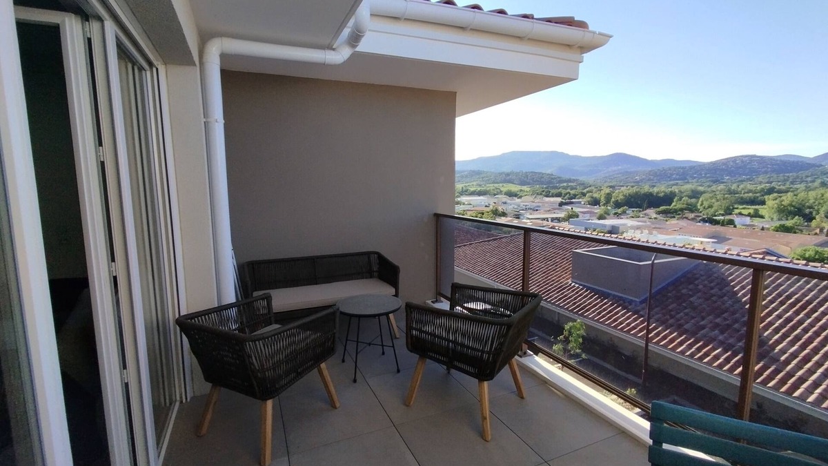 Cogolin Apartment | Appartement spacieux, lumineux, terrasse, mer 15'.