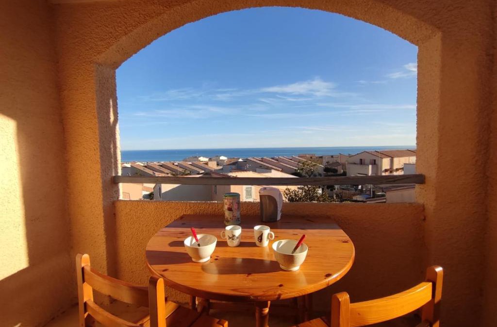 Saint-Pierre-la-Mer Apartment | Appartement T2 cabine vue mer - Saint Pierre la Mer 4MED97