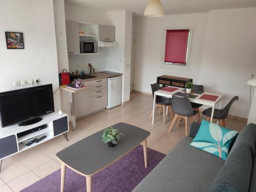 Castelnau-de-Medoc Apartment | Appartement T2 avec balcon, centre de Castelnau de Médoc