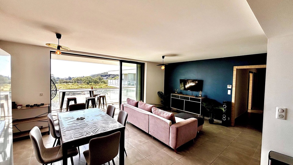 Porto-Vecchio Apartment | Appartement T3 Vue Merđ ExposĂ© Est- LevĂ© de Soleil 5min des Plages