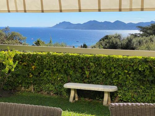 California - Pezou Apartment | Appartement - villa Le Saint Georges avec superbe jardin et vue mer panoramique