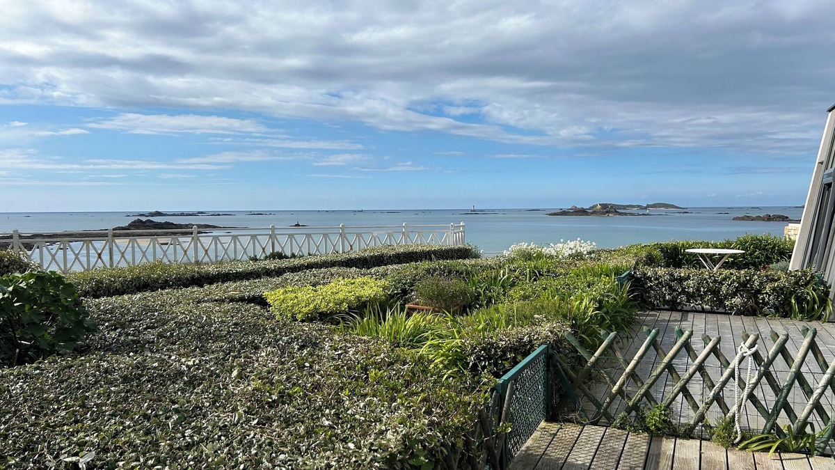 Dinard Apartment | Appartement vue sur mer Accès Direct à la Plage de St Enogat