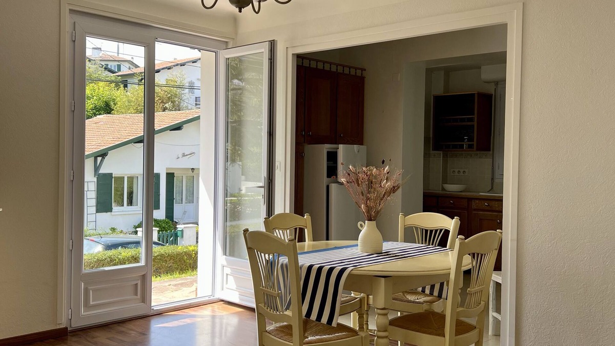 Ciboure Apartment | Appartment with sea view terrace located on the ground floor of a Basque house