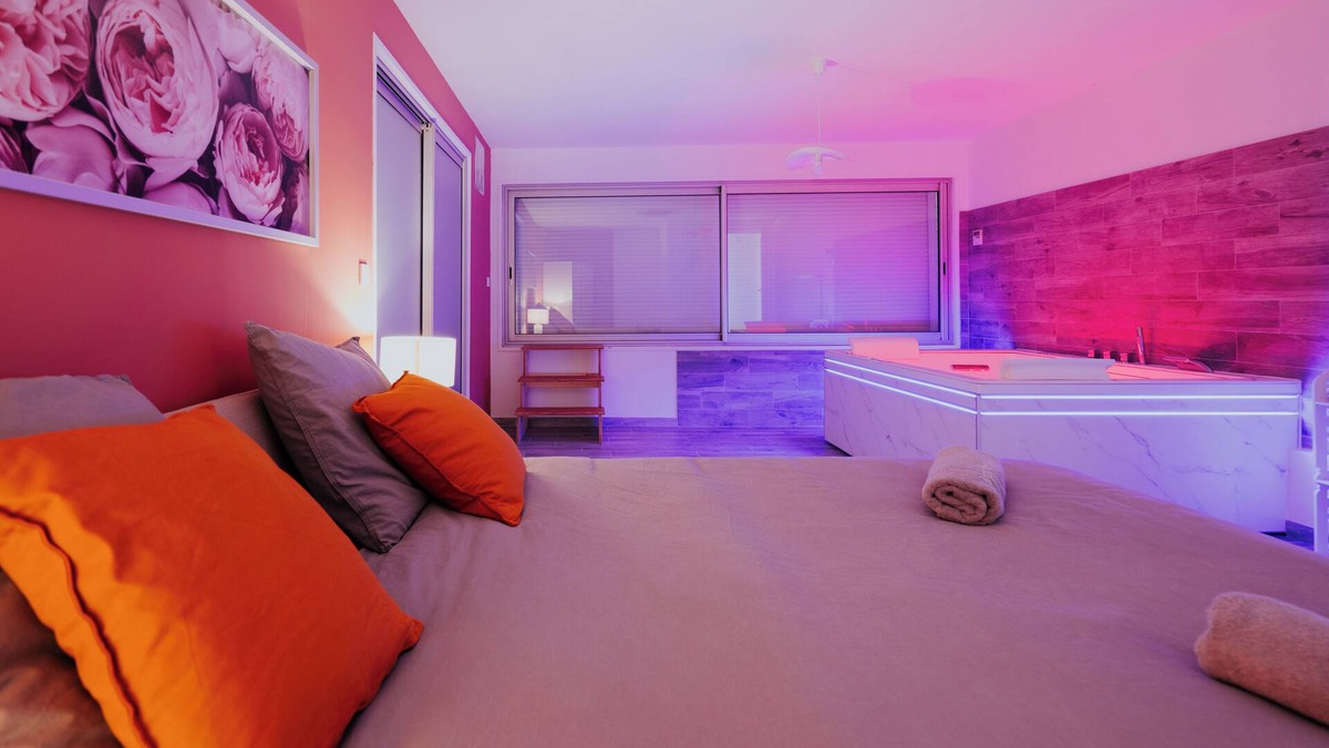 Valenciennes Apartment | AppartSpa59: Suite Tentation Balnéo Sauna (Secret Room optional)