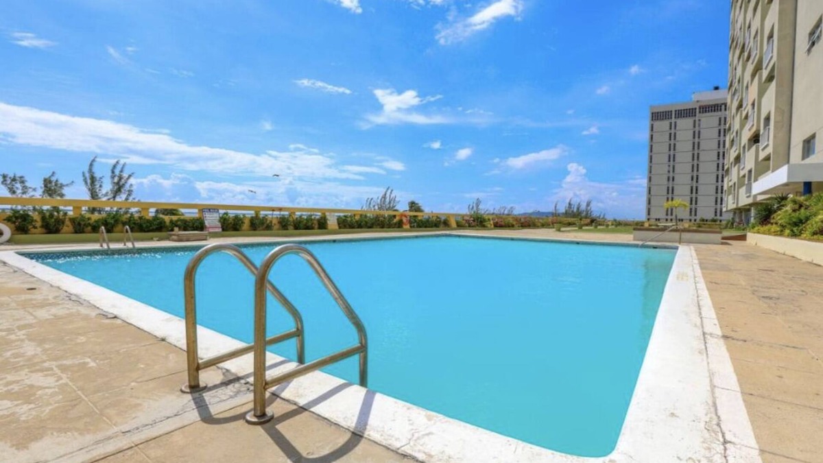 Kingston Condo | Appealing 3 bedroom with Pool, Balcony and Scenic View, Kingston Waterfront.