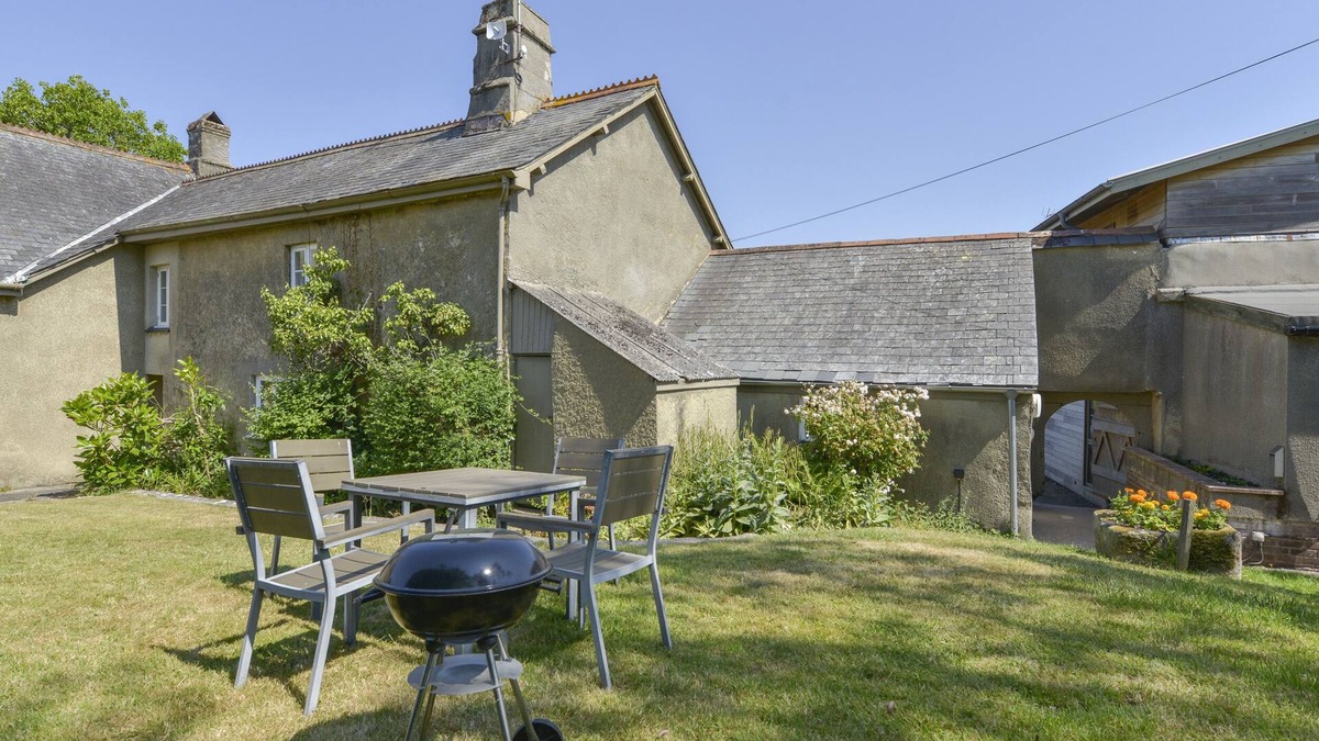 Teigngrace Cottage | APPLE BLOSSOM, pet friendly, with pool in Newton Abbot